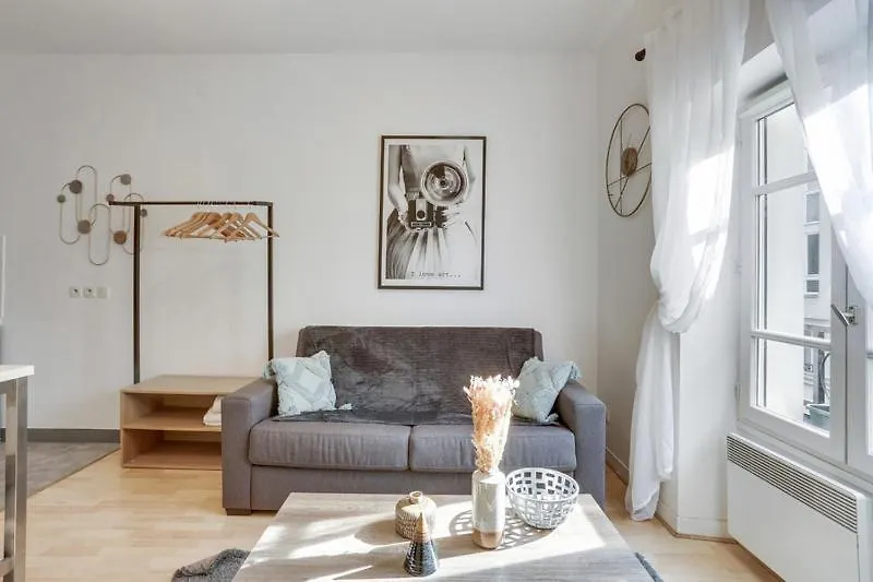 247 Milan - Superb In Paris. Párizs